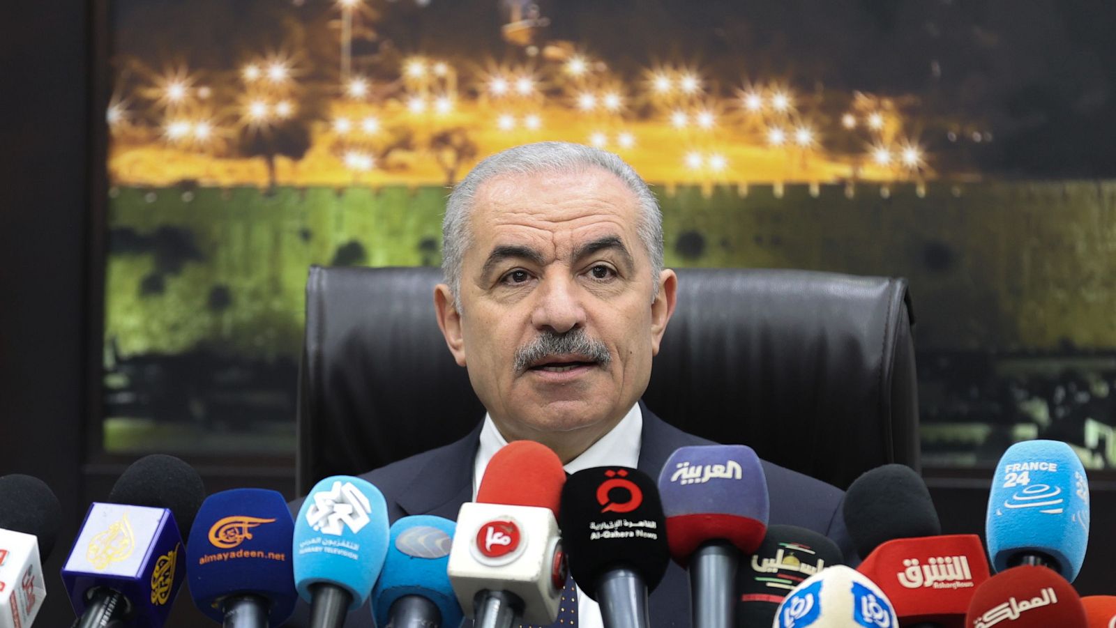El primer ministro palestino, Mohamed Shtayeh, anuncia su dimisión