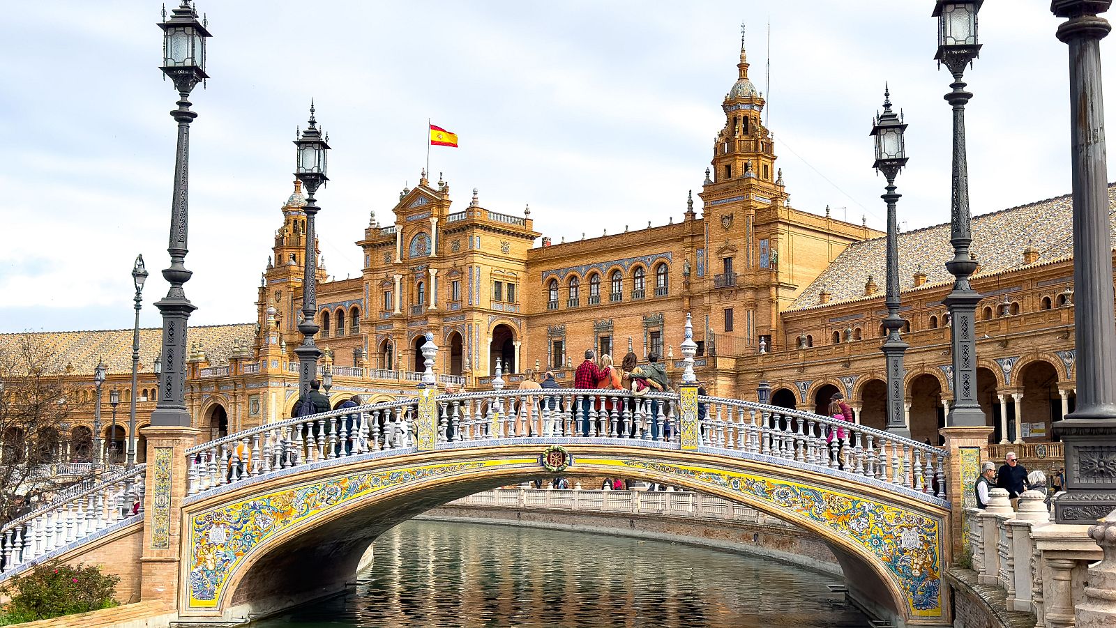 Montero avisa al Ayuntamiento que no se va a prestar a "privatizar" la Plaza de España