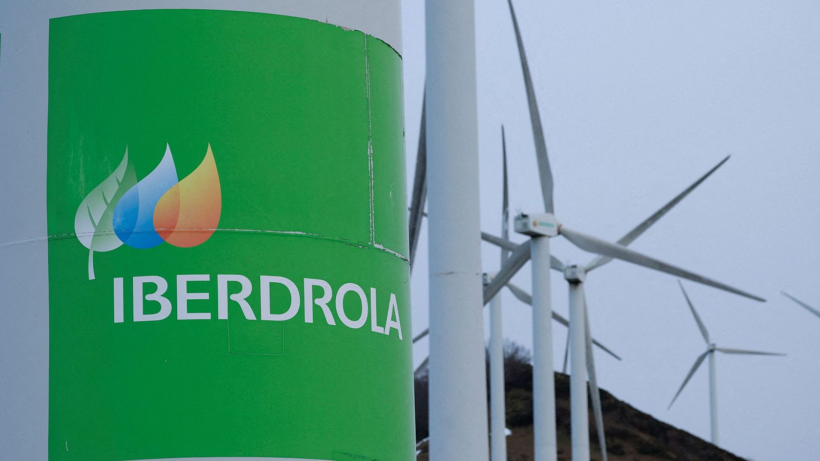 El logo de Iberdrola en un parque eólico