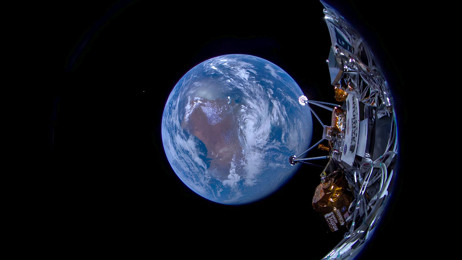 Imagen proporcionada por Intuitive Machines que muestra el aterrizador lunar Odiseo con la Tierra al fondo.
