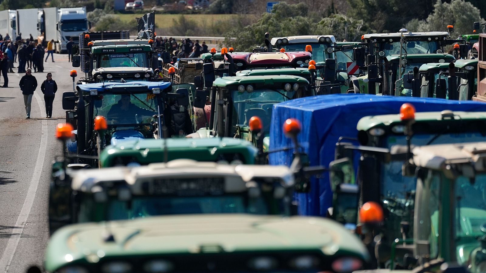 Agricultores gerundenses bloquean desde anoche la AP-7, la principal conexión con Francia (EFE)