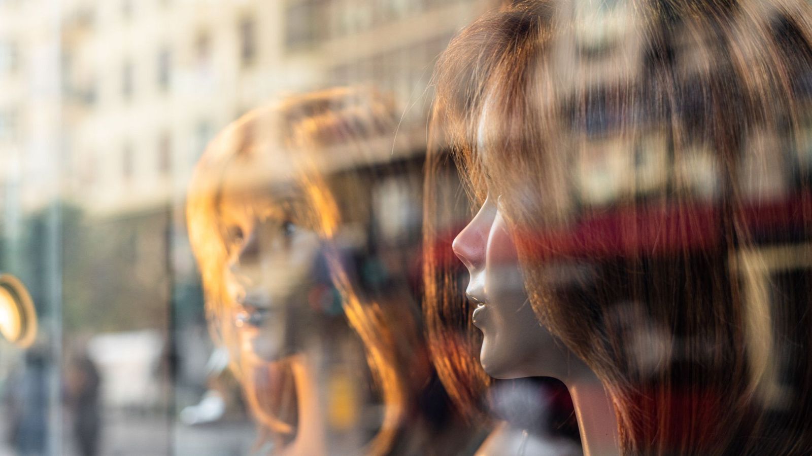 Las pelucas ocupan este nuevo 'Memoria de delfín'