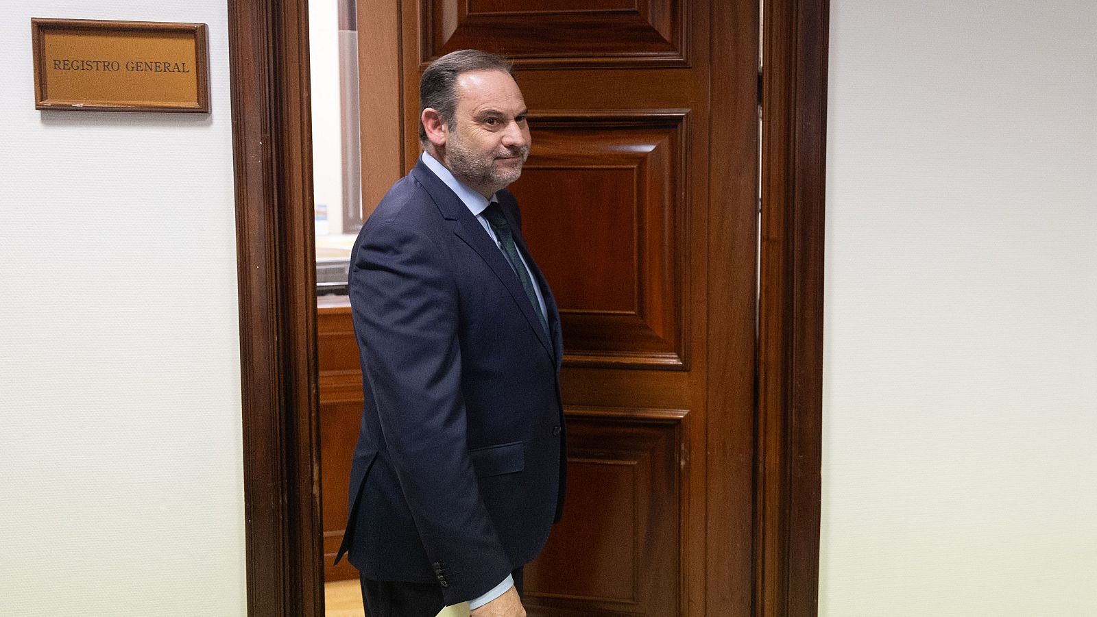 José Luis Ábalos, a su salida del registro tras presentar su paso al grupo mixto