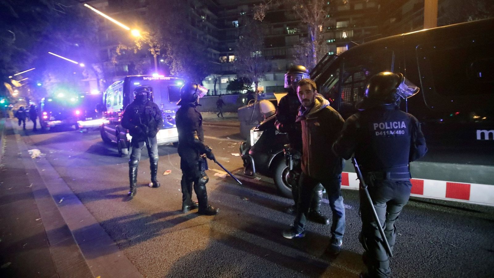 Los Mossos arrestan a gente durante las manifestaciones convocadas por Tsunami Democràtic en 2017