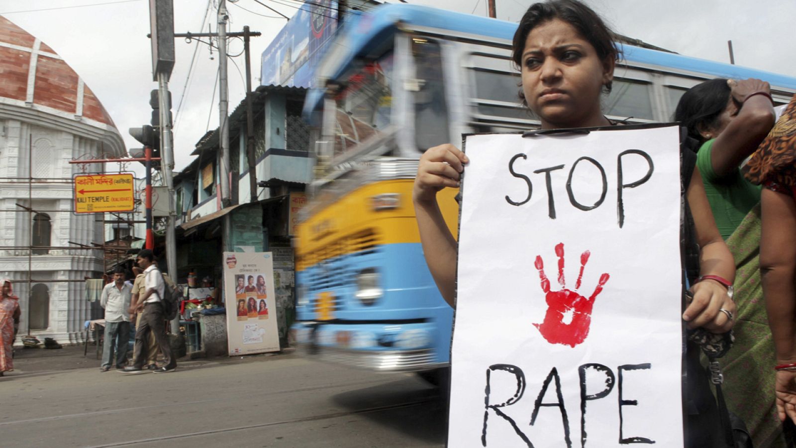 Activistas protestan en Calcuta contra las violaciones a mujeres en India (foto archivo)