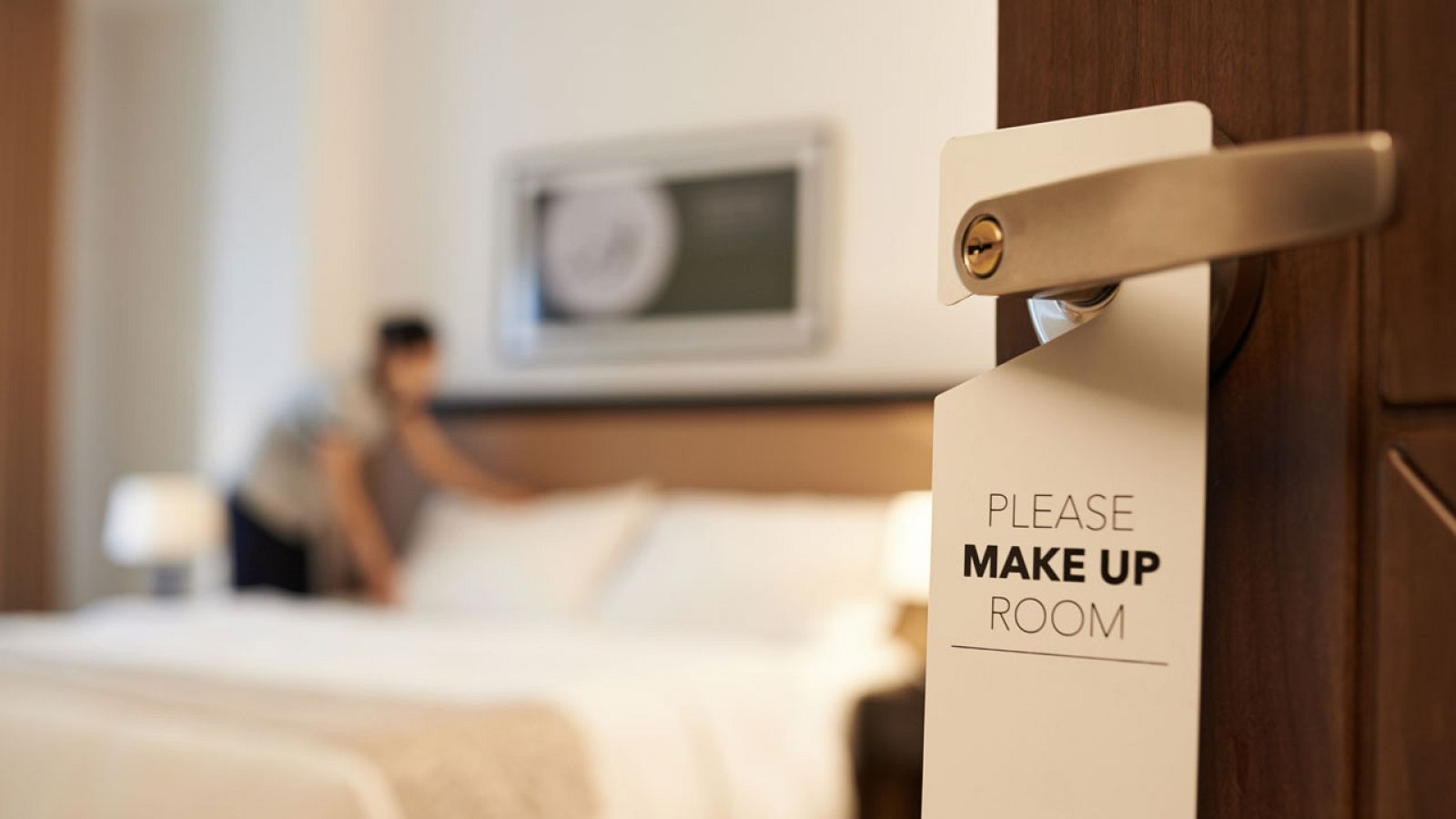 Imagen de archivo de una limpiadora de habitaciones en un hotel