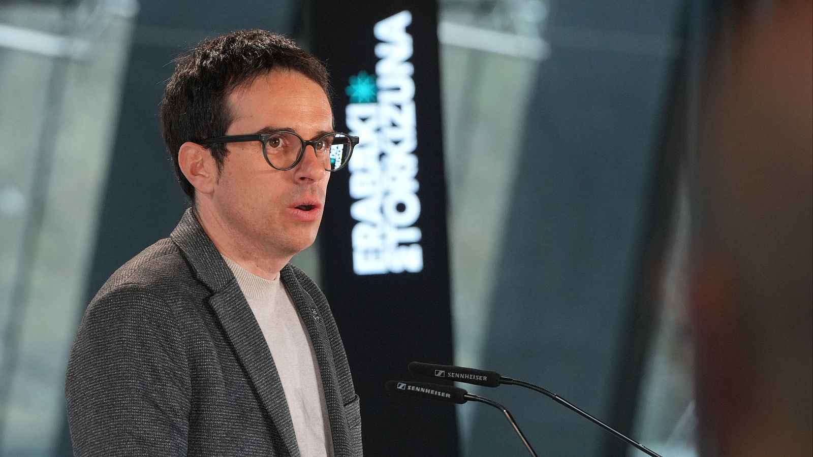 El candidato de EH Bildu a Lehendakari, Pello Otxandiano, interviene durante un acto político de EH Bildu, en el Museo Balenciaga