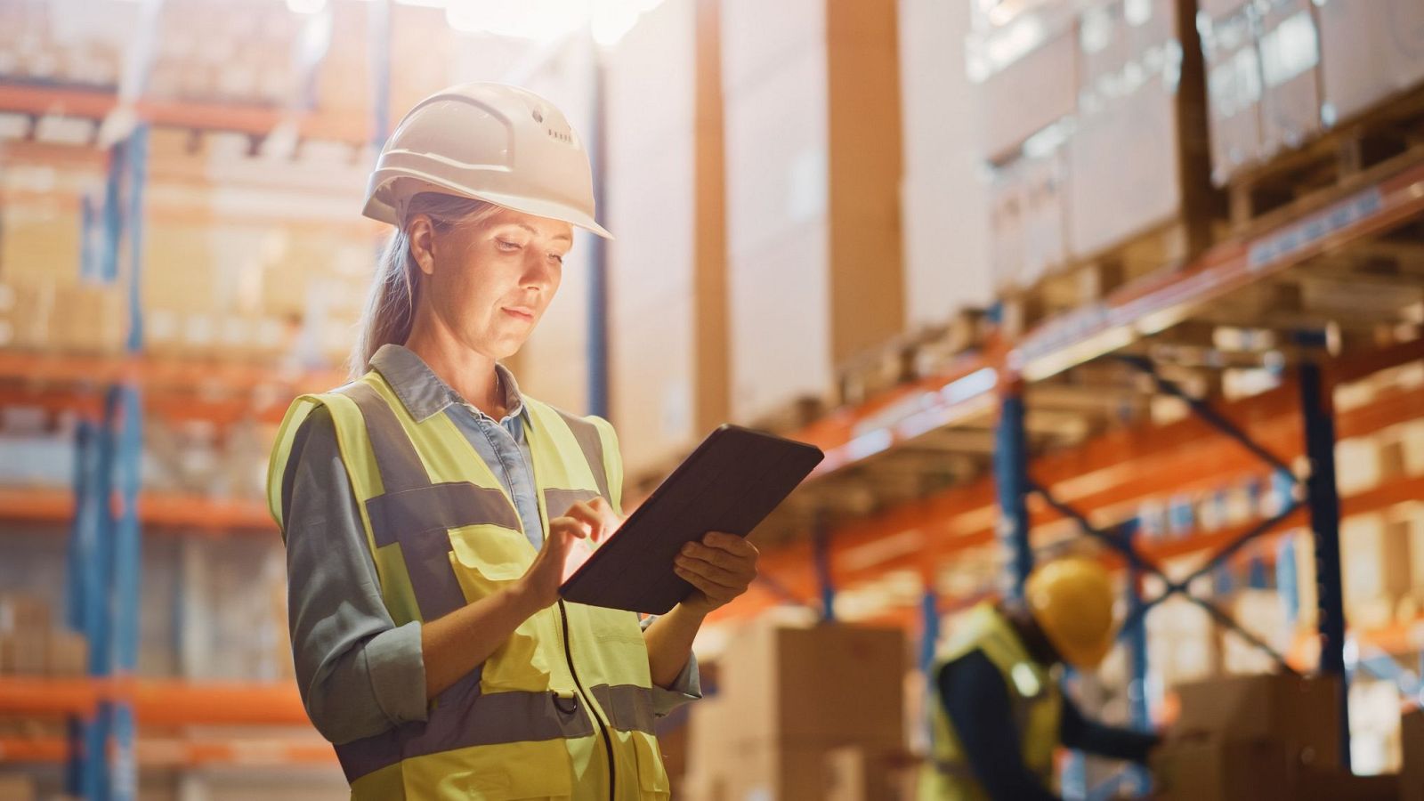 Imagen de archivo de una trabajadora en su empresa (EuropaPress)