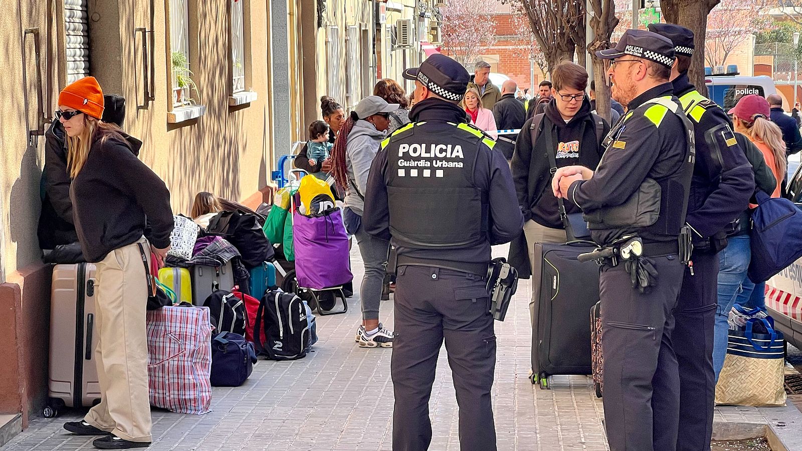 Desallotgen un altre bloc de pisos al carrer Ausiàs Marc de Badalona.