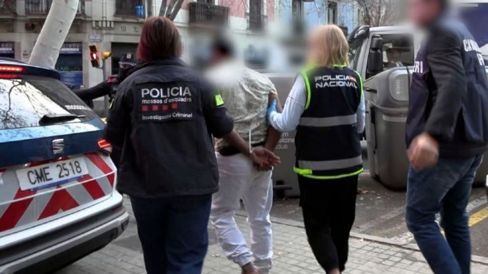 Agents dels Mossos, la Policia Nacional i els Carabinieri acompanyen un dels detinguts a Barcelona