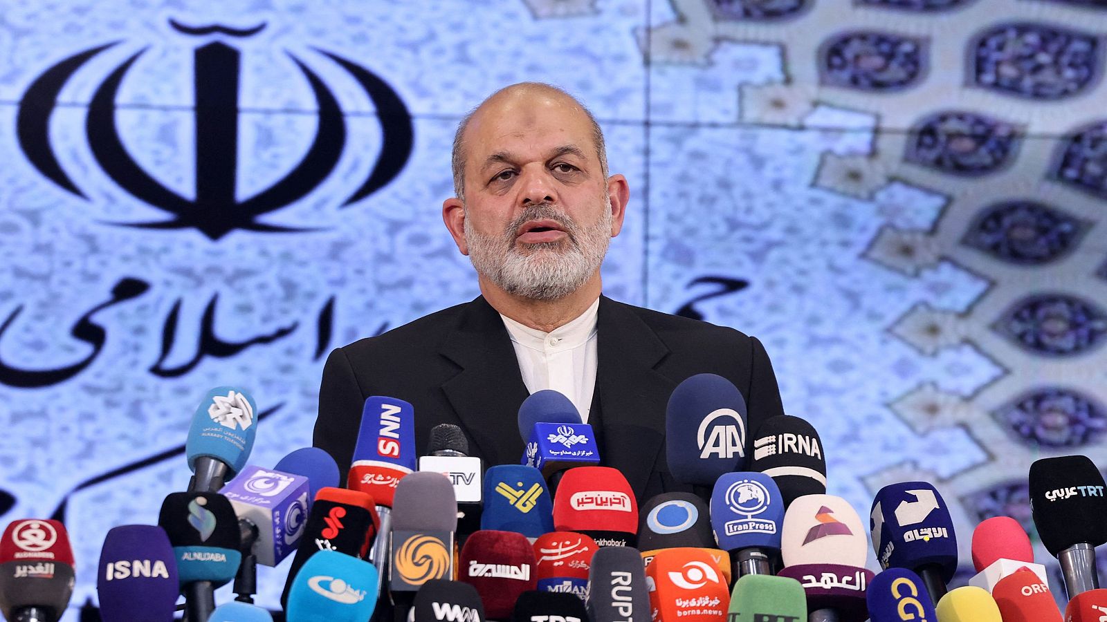 Los conservadores revalidan mandato en Irán ante una participación electoral de mínimo históricos