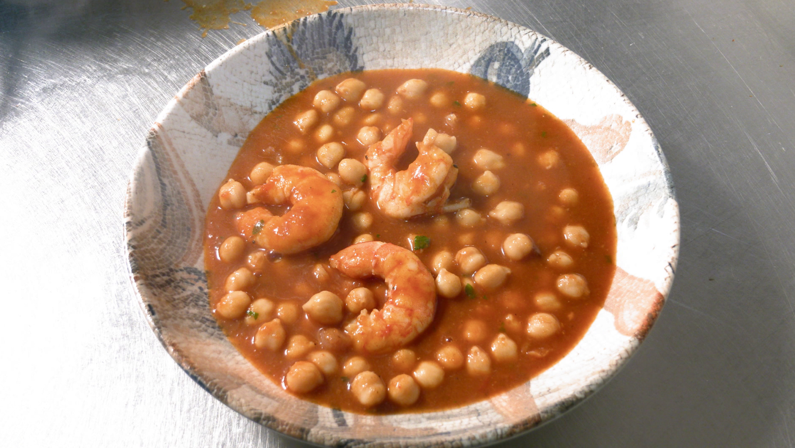 Garbanzos con langostinos al estilo tradicional