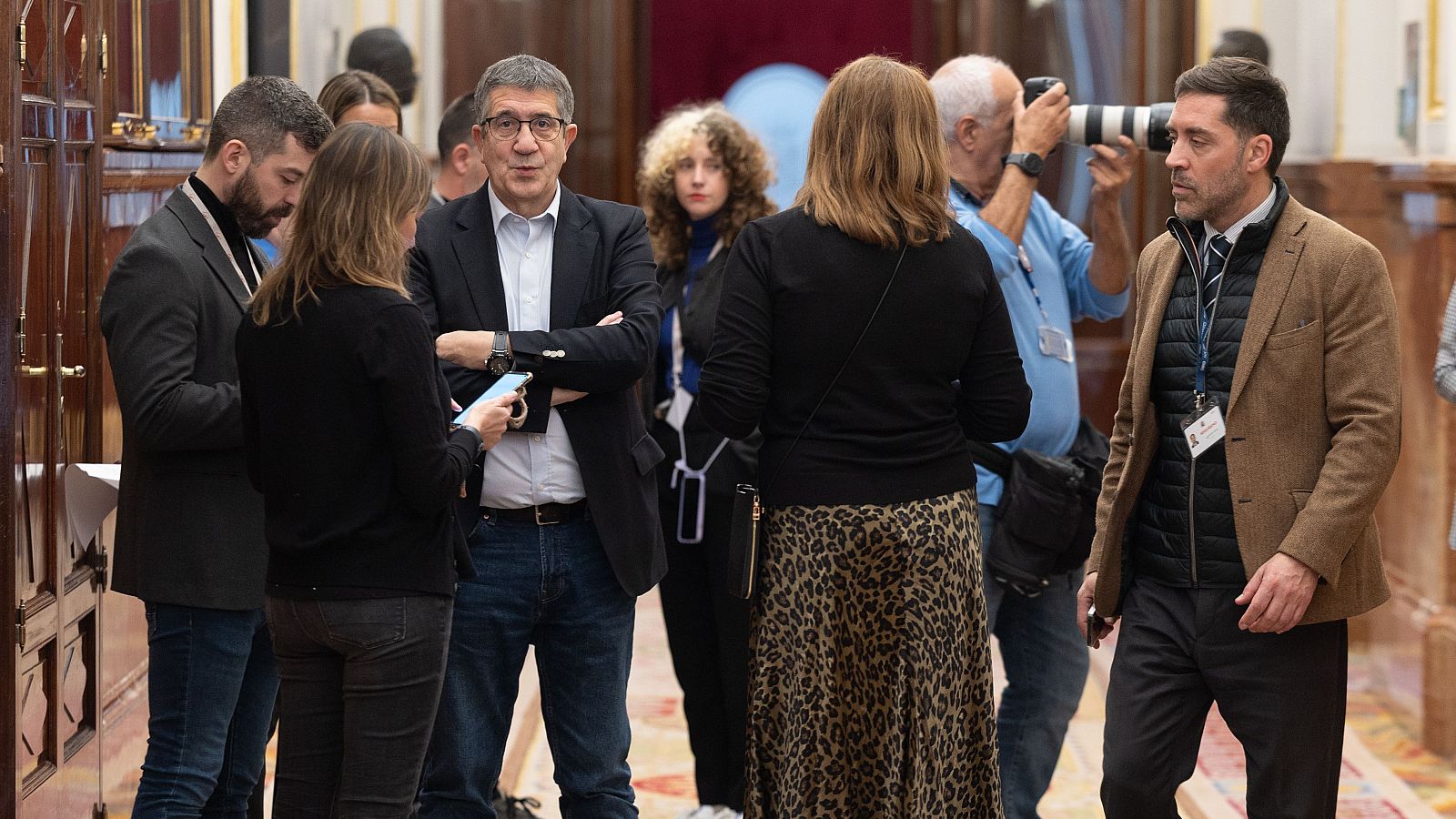 El portavoz del PSOE en el Congreso, Patxi López, en los pasillos del emiciclo (EP)