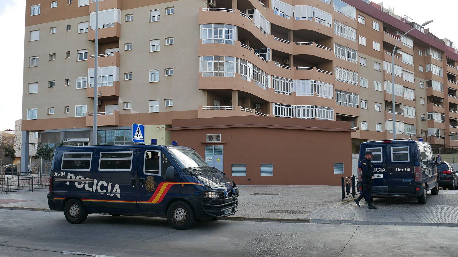 Uno de los registros, en el barrio del Real, en la operación que investiga la compra de votos en Melilla. (EFE)