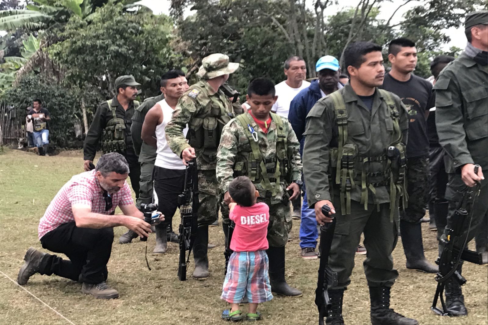 Un niño con un fusil, en una imagen del reportaje