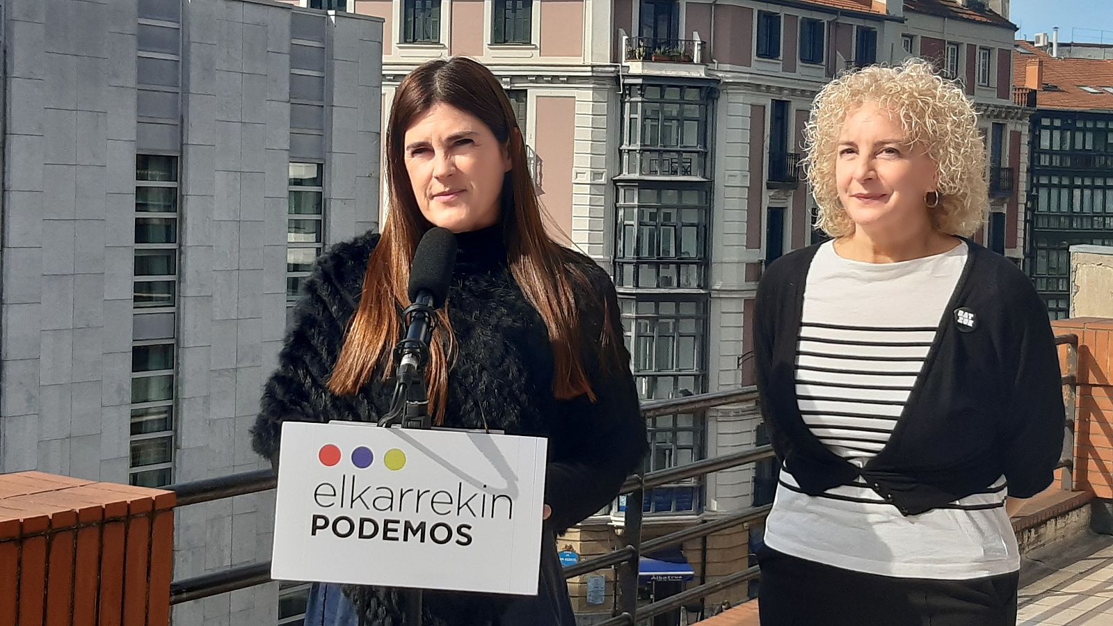 La candidata a lehendakari de Elkarrekin Podemos, Miren Gorrotxategi, junto a la parlamentaria Isabel González, en declaraciones en Bilbao.