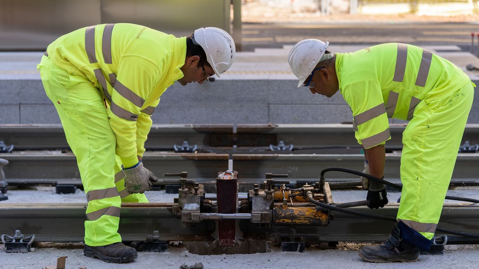 Imagen de archivo de dos trabajadores (EP)