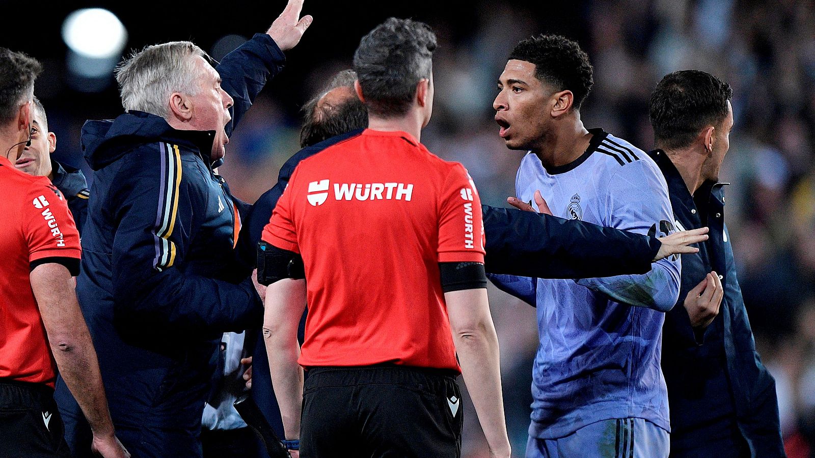 Jude Bellingham protesta ante Gil Manzano