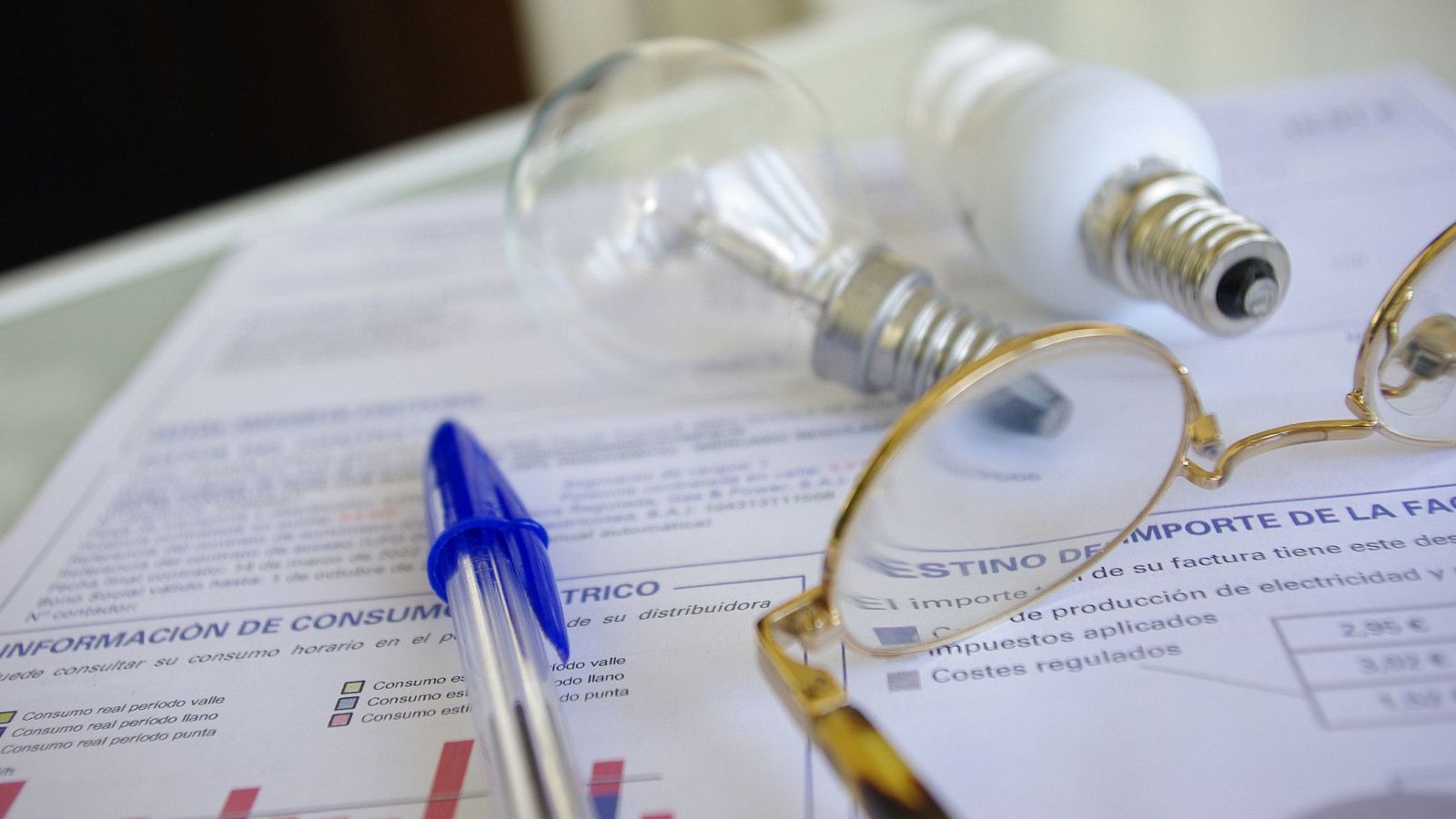 El precio de la luz cae este sábado hasta los 0,59 euros/MWh, su nivel más bajo en una década