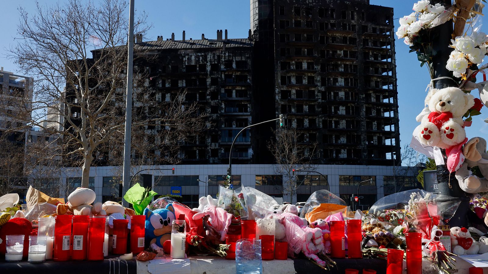 Las ayudas y la solidaridad se abren camino en el drama del incendio de Campanar. EFE