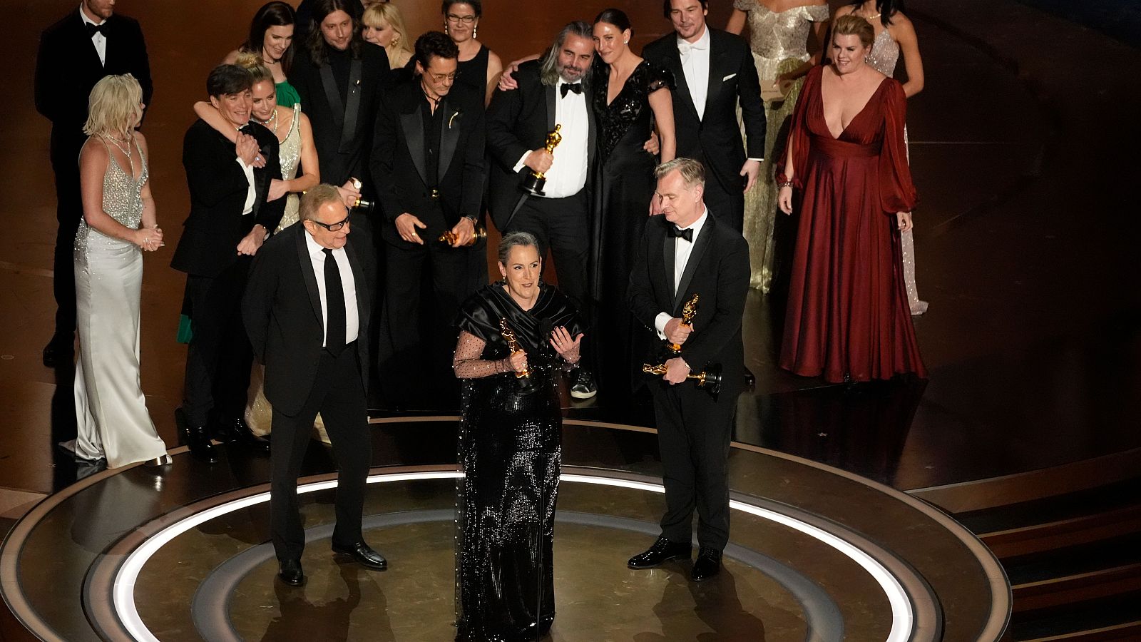 Oscar 2024, en directo: el equipo de Oppenheimer celebra su victoria