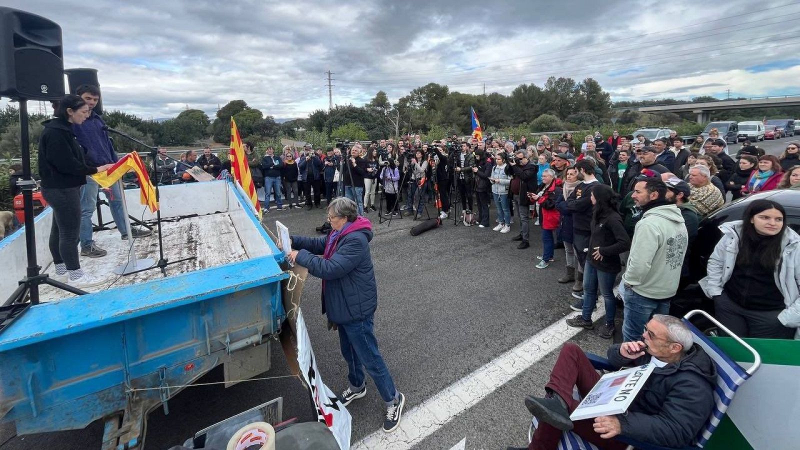 Tractores y manifestantes cortan la AP-7 a la altura de Cambrils contra el Hard Rock