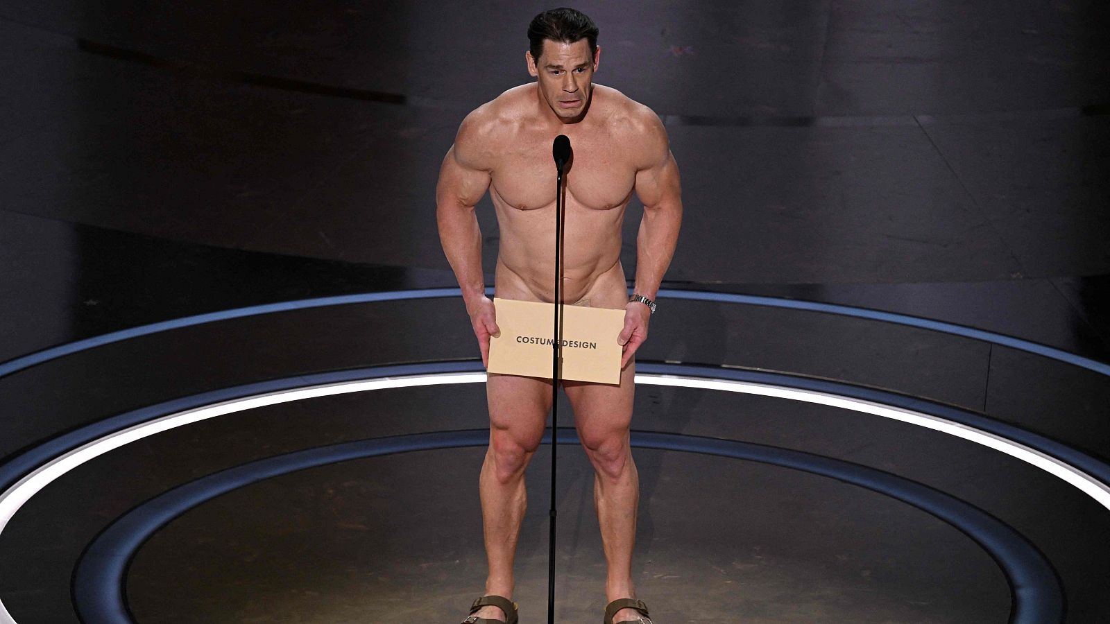 Un desnudo anima los Oscar