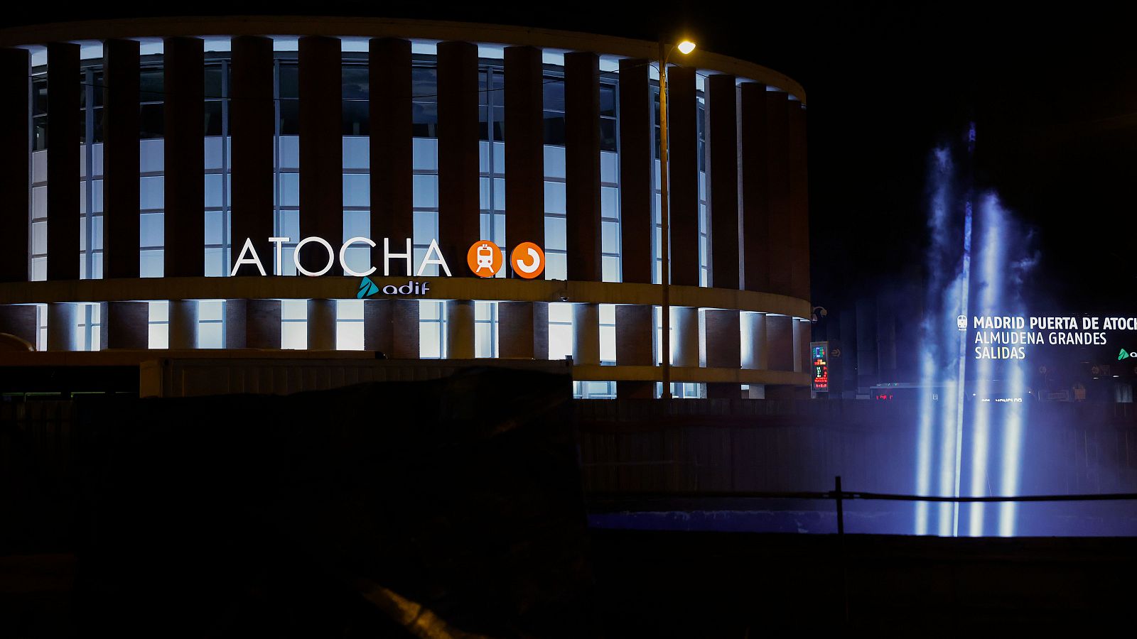 La Comunidad de Madrid homenajea a las víctimas del 11M con un haz de luz en el cielo y un nuevo espacio en Atocha