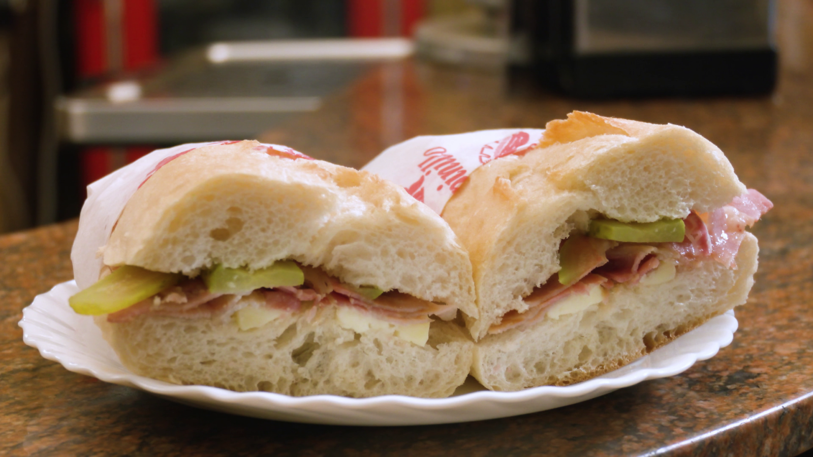 Receta de bocadillo con pepinillos, queso y panceta