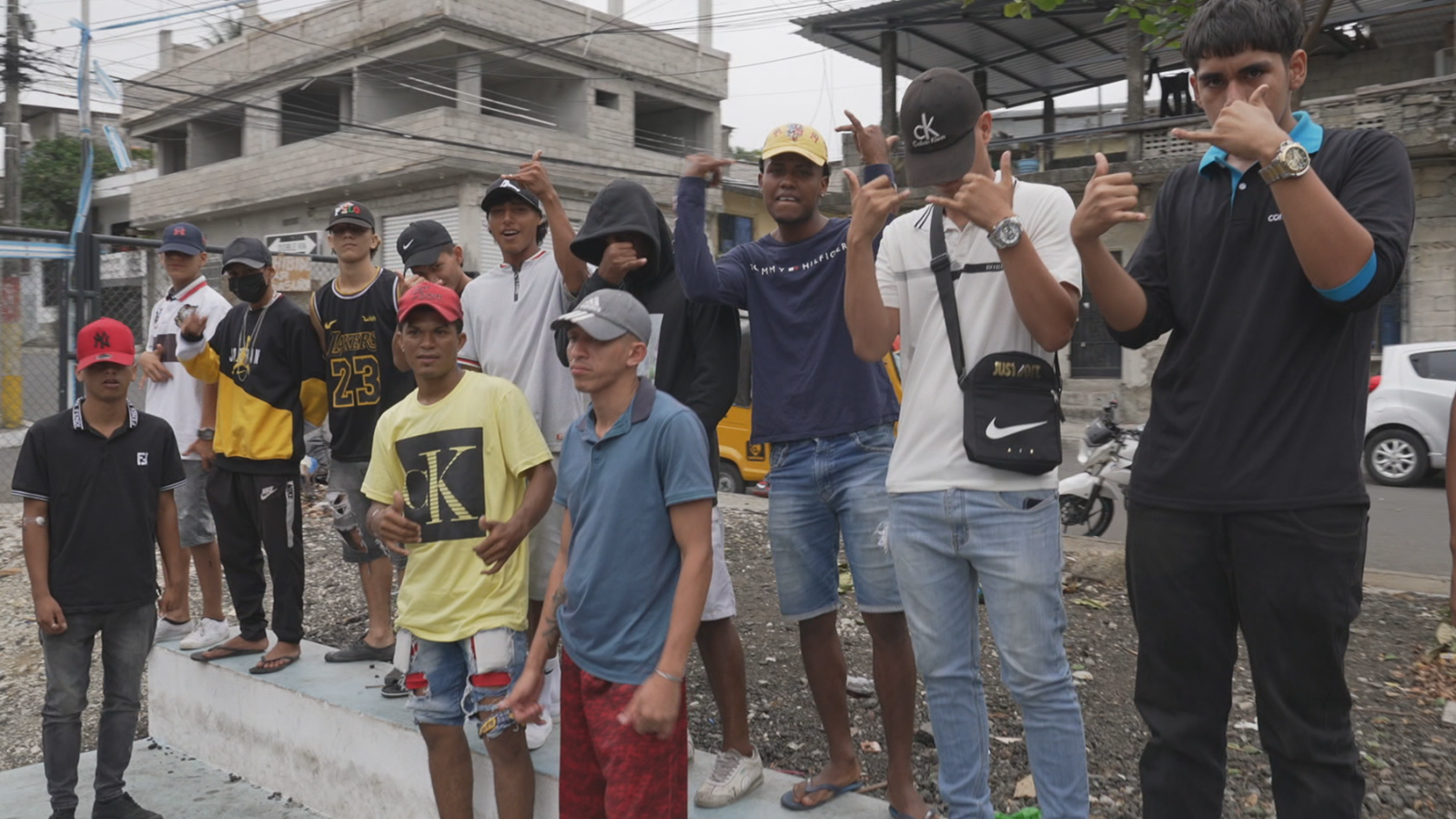 Pandilleros posan en Flor de Bastión