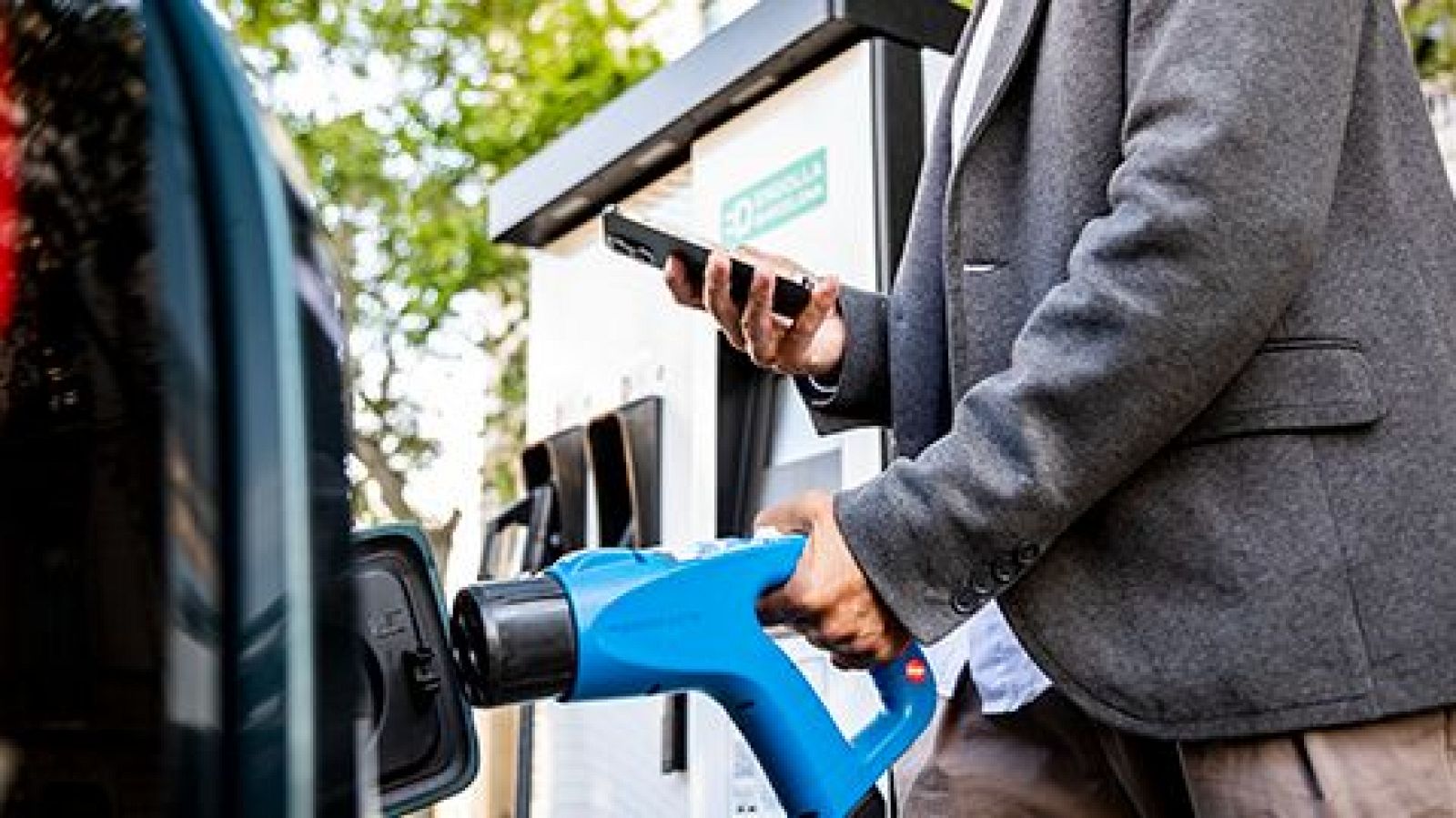 Un usuari fent servir un punt de càrrega