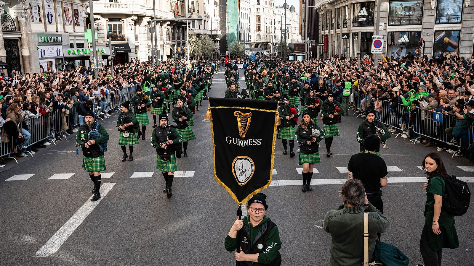 La segunda edición del Desfile de San Patricio en Madrid contó con más de 500 gaiteros desfilando por la Gran Vía.