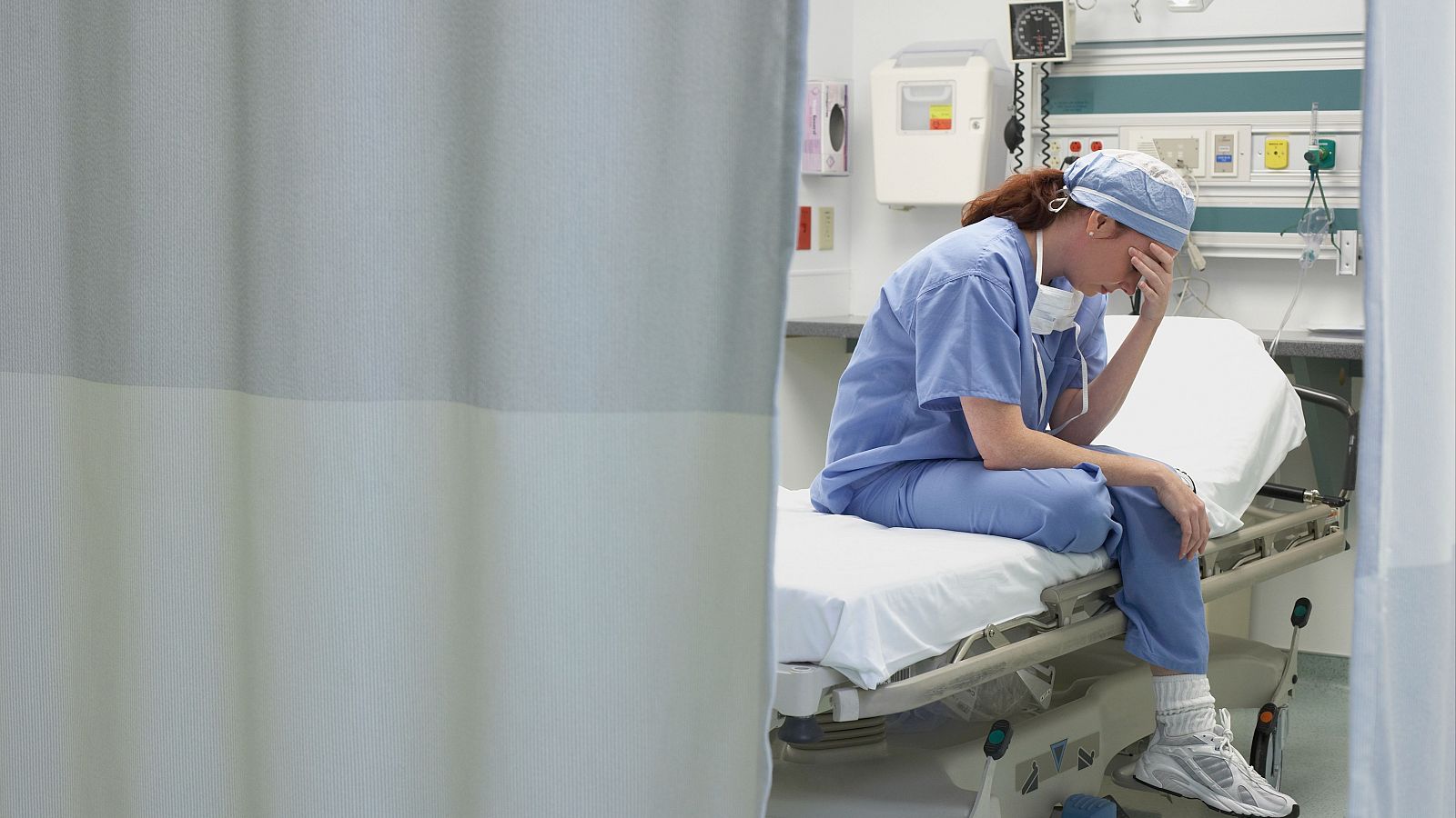 Una profesional sanitaria cansada