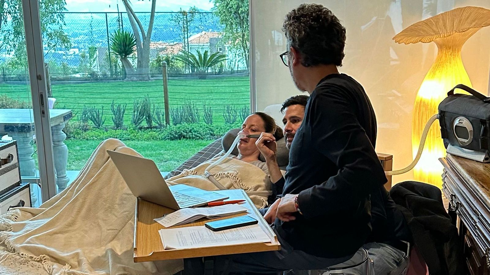 Paola Roldán, su marido Nicolás Suárez y el abogado de la familia Ramiro Ávila durante una audiencia con la Corte Constitucional en su casa.