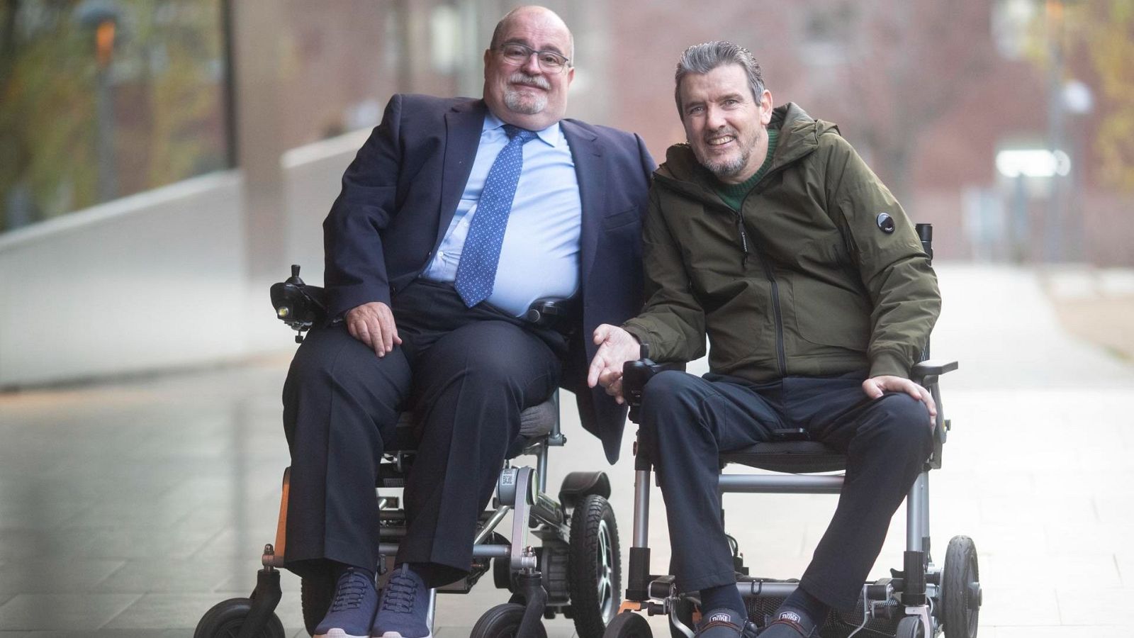 El doctor Carlos Laria (i) acompañado del ex jugador y entrenador Juan Carlos Unzué