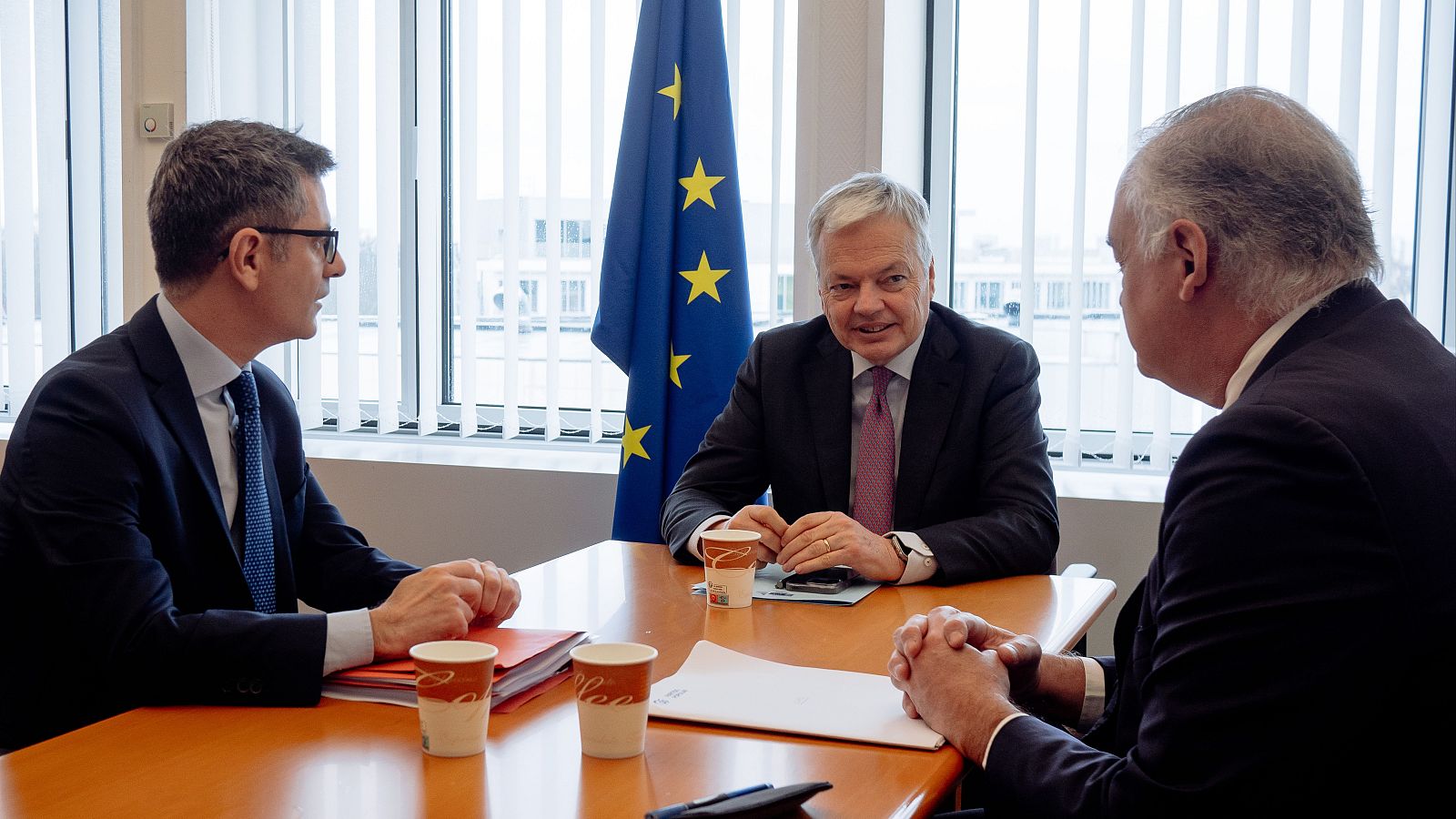 El ministro de Presidencia, Justicia y Relaciones con las Cortes del Gobierno de España, Félix Bolaños; el comisario europeo de Justicia Didier Reynders y el vicesecretario de Institucional del PP, Esteban González Pons.