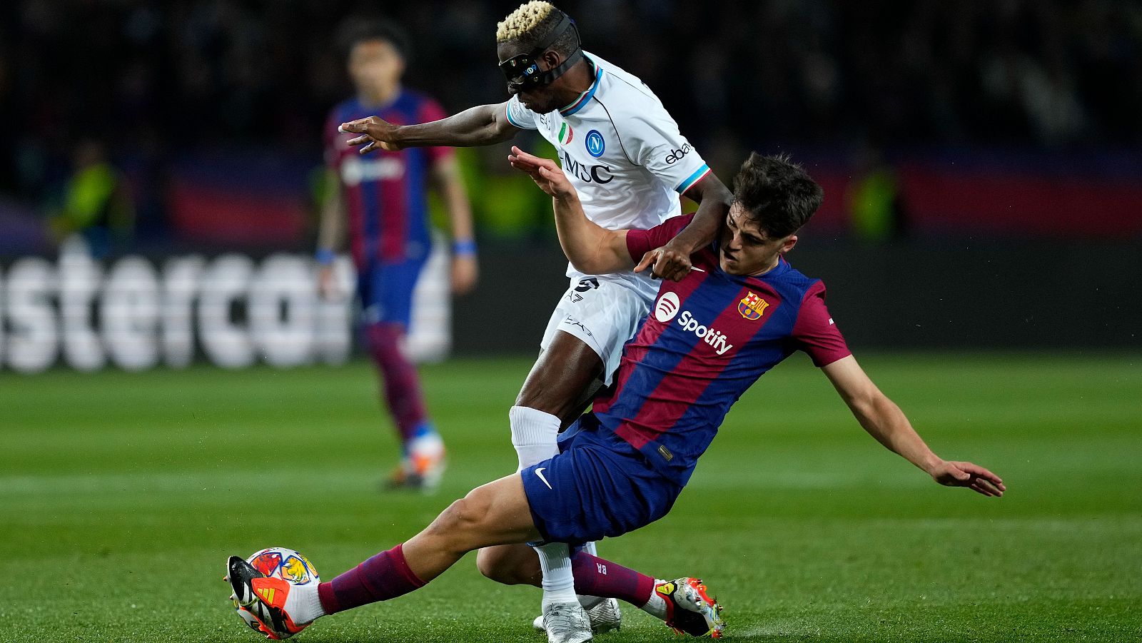 Pau Cubarsí lucha con Victor Osimhen, del Nápoles, durante el partido de vuelta de los octavos de final de la Champions League