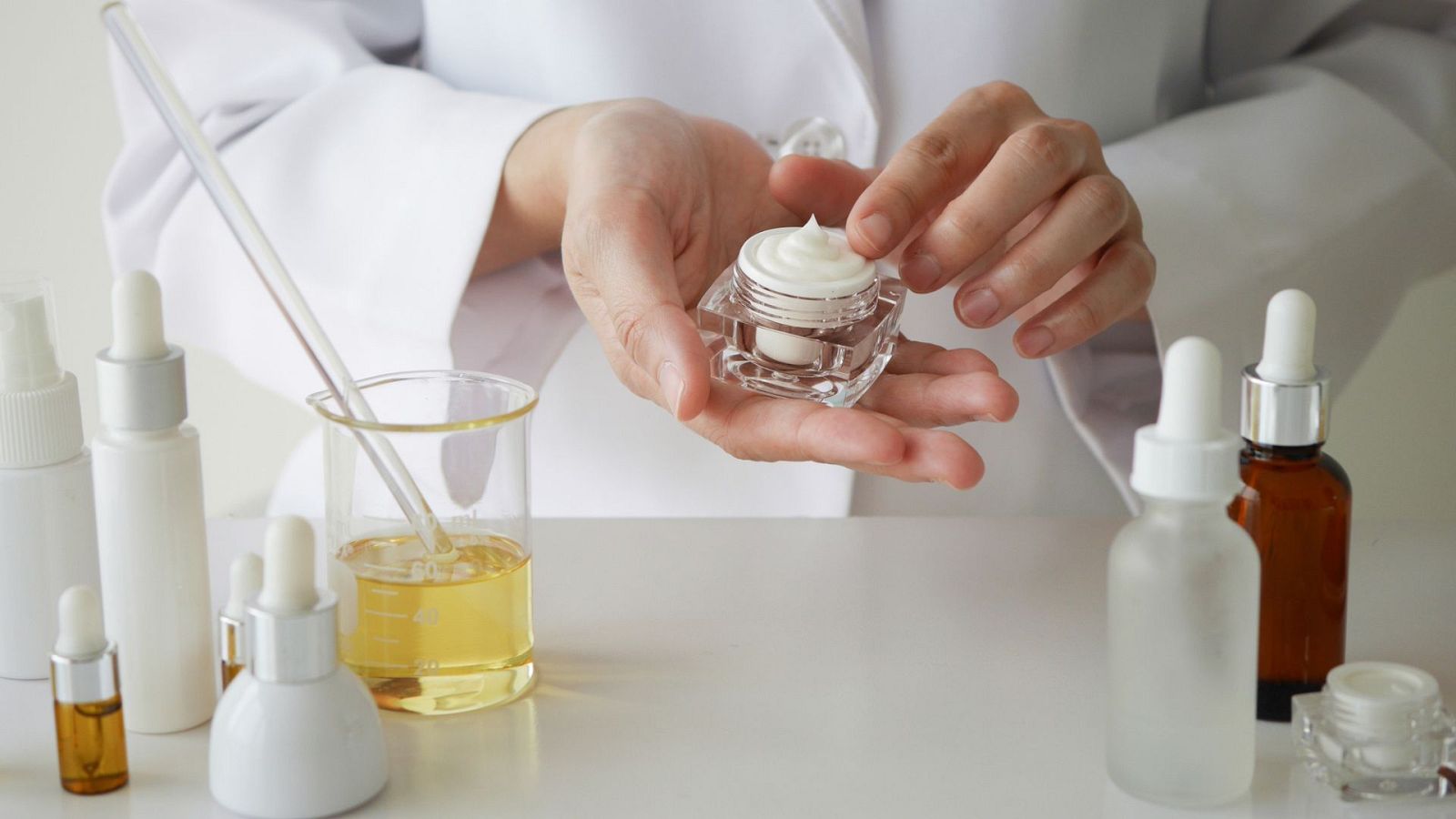 Los activos más comunes son los retinoides, los hidroxiácidos, la vitamina C, las cerámicas y el pantenol