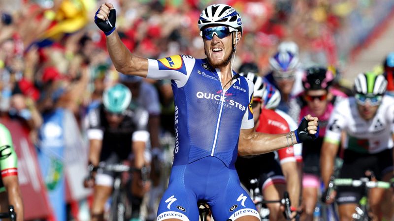 Trentin puede con Lobato en la llegada masiva de Tarragona