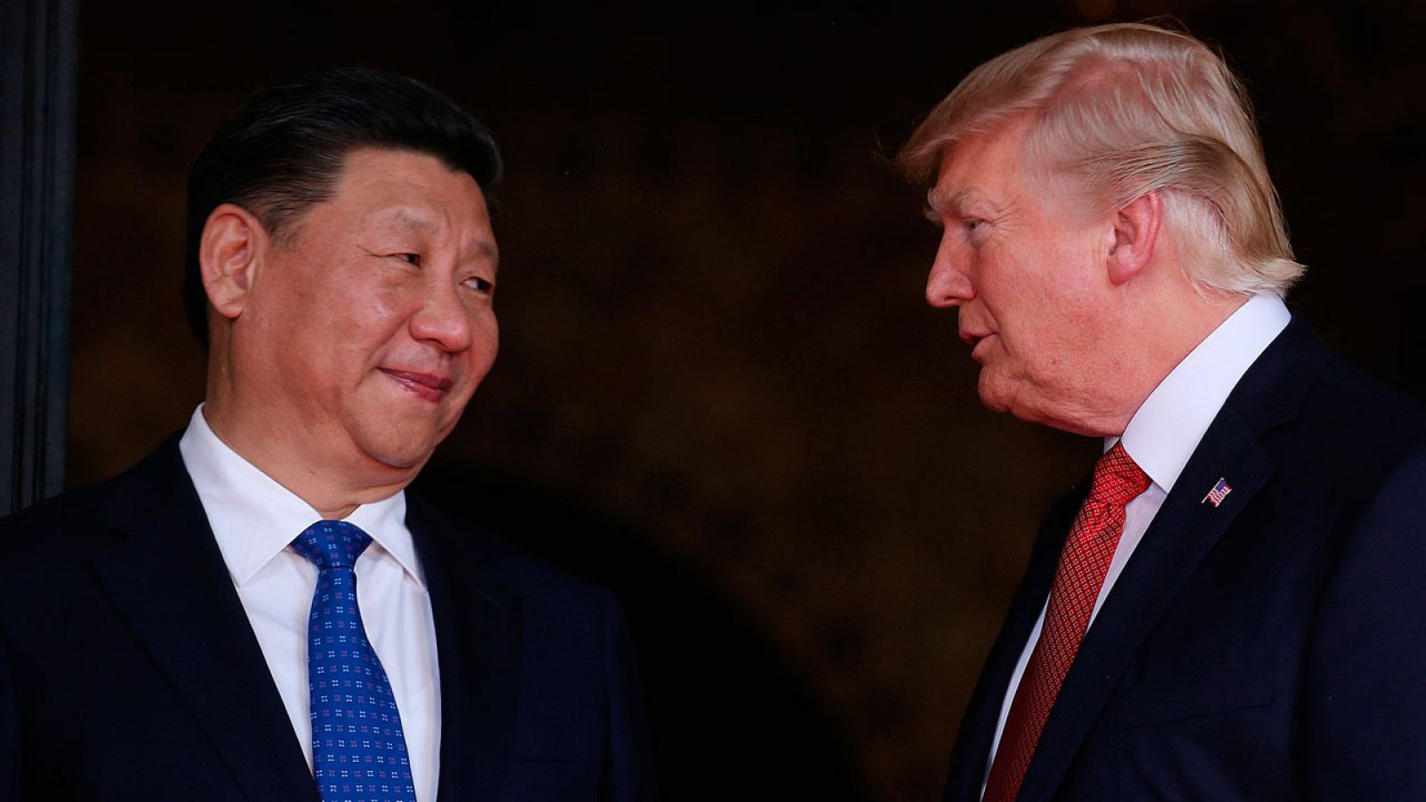 Xi Jinping y Donald Trump conversan en la residencia del presidente estadounidense en Mar-a-Lago, en Florida.