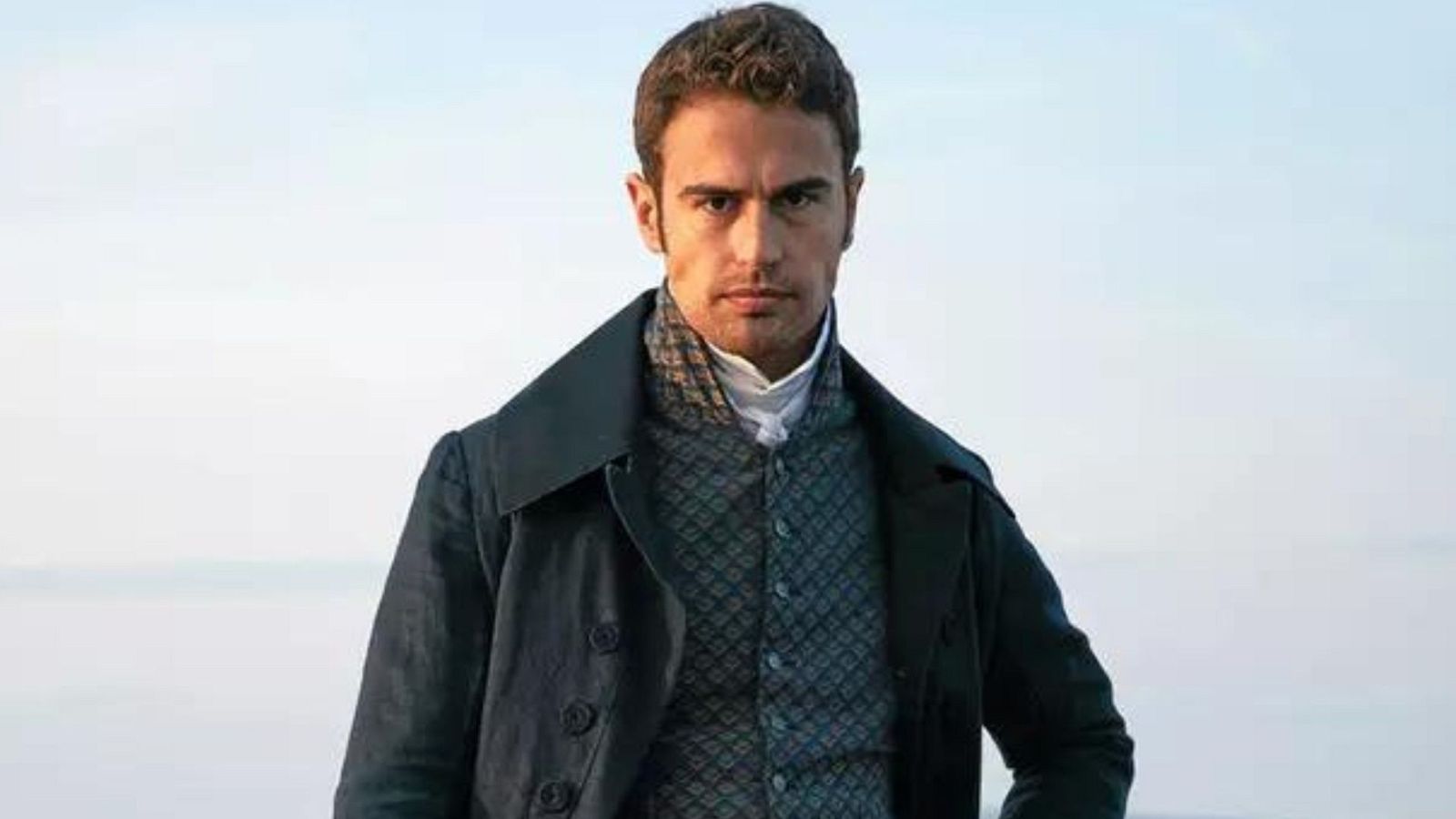 Si te gusta Theo James en 'The Gentlemen', te encantará 'Sandinton', disponible en RTVE Play