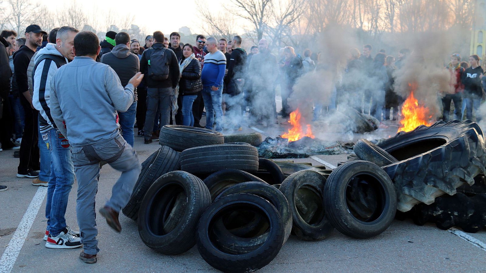 Treballadors obstaculitzant pas a l'accés a la presó de Lledoners, al Bages