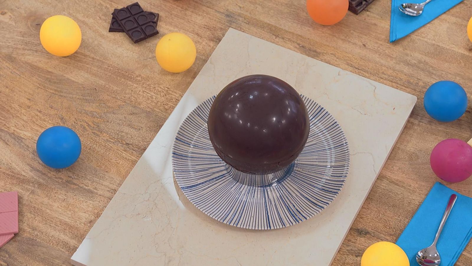 Receta de la esfera de chocolate negro rellena de mousse de Blas Cantó en 'Bake Off: Famosos al horno'