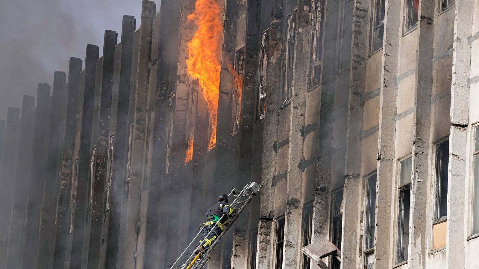 Guerra en Ucrania: Al menos tres muertos en un bombardeo en Járkov