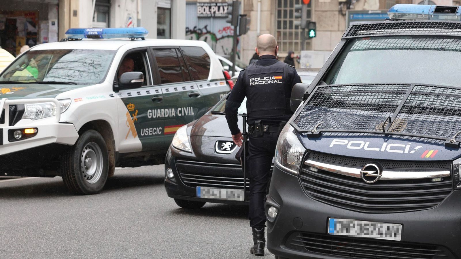 Vehículos de la Guardia Civil y de la Policia Nacional en un operativo en Salamanca