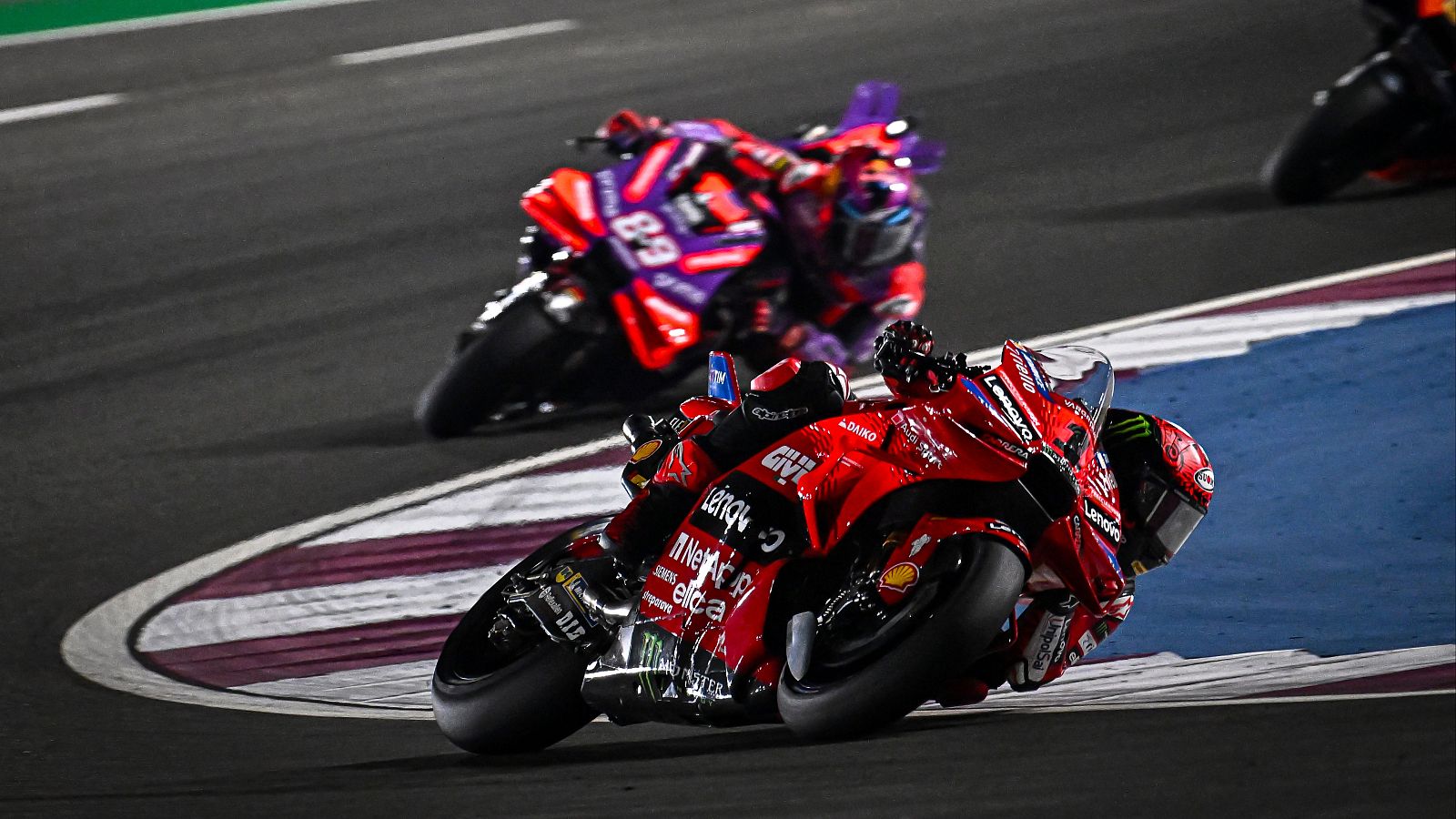 Pecco Bagnaia y Jorge Martin luchando en Qatar