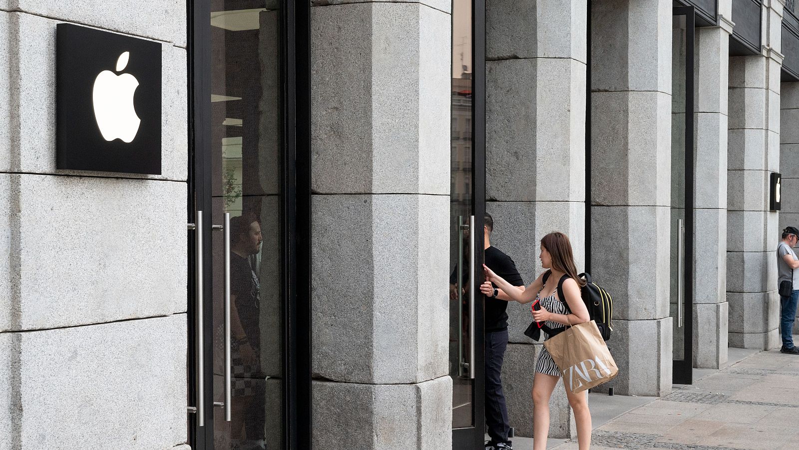 Una mujer entra en una tienda de Apple