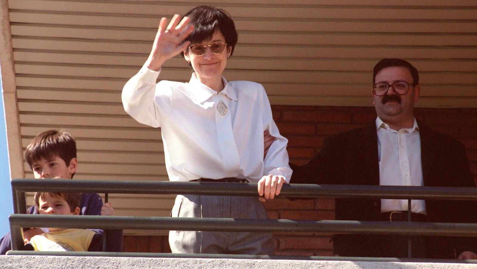 Maria Àngels Feliu, la farmacèutica d'Olot, saluda des de casa seva un cop lliure, després de 492 dies de captiveri