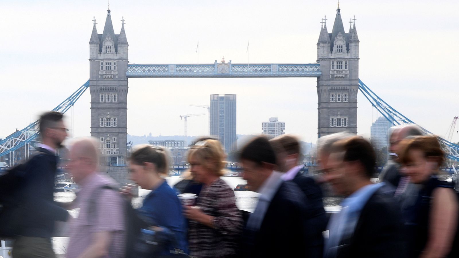 Peatones cruzando el puente de Londres