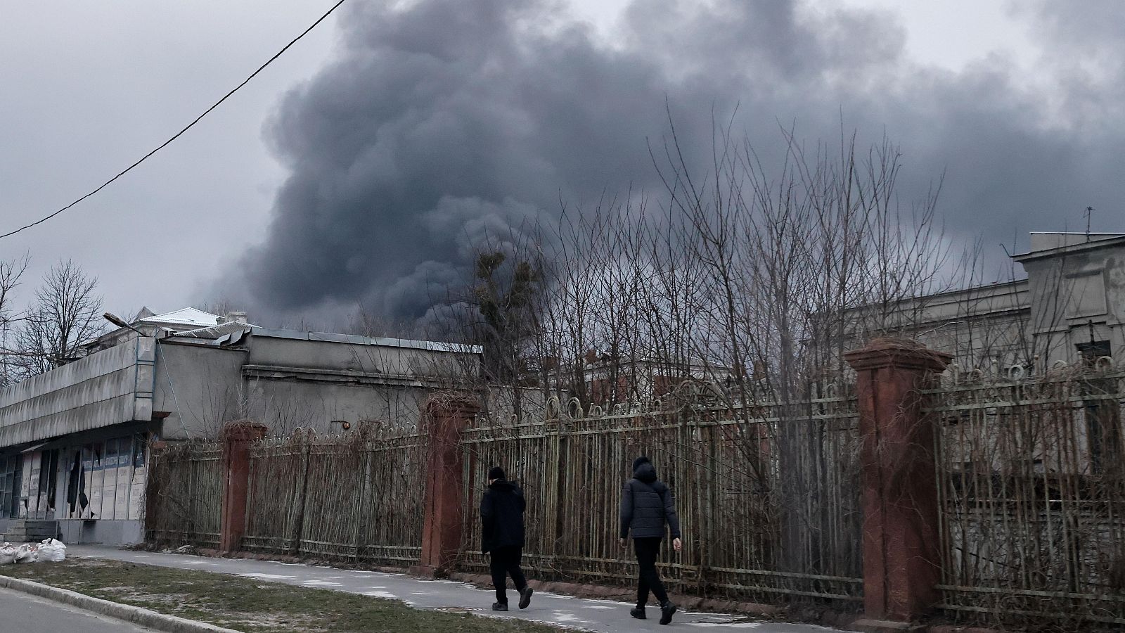 Humo procedente de una instalación eléctrica tras un ataque ruso en Járkov, Ucrania.
